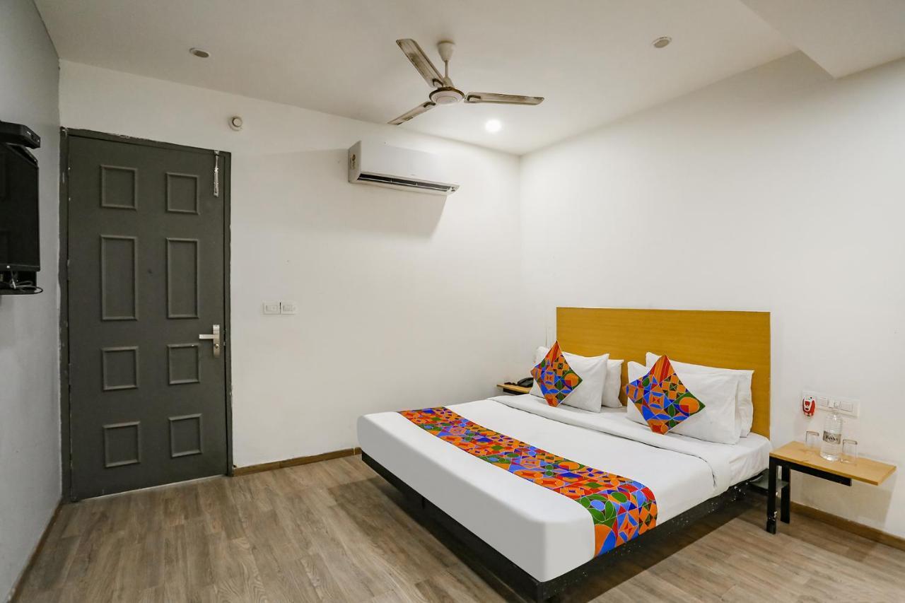 Fabhotel Vat - Meera Bagh Delhi  Bagian luar foto